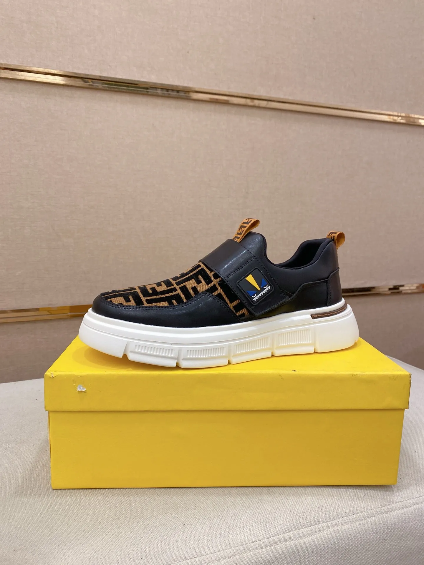 Men's shoes 💰 400💰 (fendi) New style 👊🏻 upper 🇮🇹 imported cowhide fabric 🇩🇪 lining imported sheepskin lining. The original outsole is molded to highlight the identity of every man, and the upper foot is elegant and stable🚶🏻🚶🏻The high-end custom counters reproduce the original version📯No matter the wind or rain, the shoe last remains unchanged and can withstand the verification of time🔍️,🔵 Size: 38-44